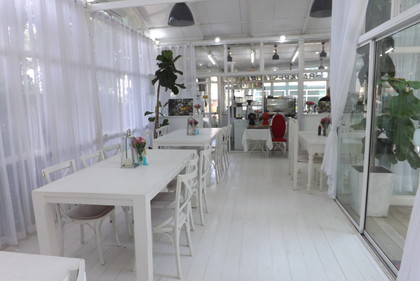 店内の様子（白い建物）